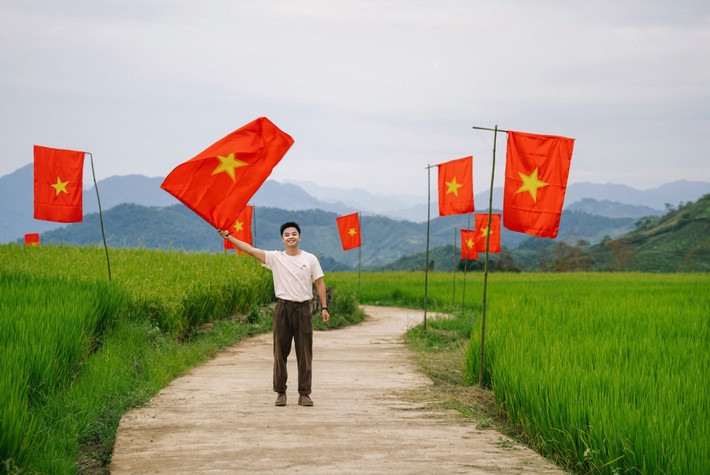 Những bức ảnh lưu giữ khoảnh khắc giữa thiên nhiên và màu cờ đỏ sao vàng sẽ là kỷ niệm khó quên, khiến mỗi chuyến đi thêm trọn vẹn. Ảnh Quang Kiên