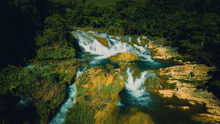 Hiện nay, đồi cỏ Ba Quáng vẫn chưa phát triển mạnh về dịch vụ du lịch, nên nơi đây vẫn giữ được nét hoang sơ thuần khiết. Tuy nhiên, cũng chính vì thế mà mỗi người đến đây cần có ý thức giữ gìn môi trường, không xả rác và hạn chế tác động vào hệ sinh thái địa phương. Ảnh Thế Kiệt