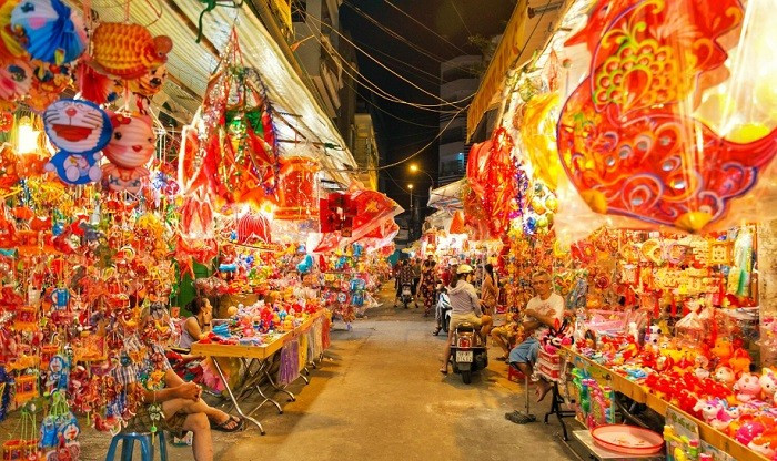Song song đó, phố lồng đèn Lương Nhữ Học, phường Chợ Lớn (quận 5 cũ) vẫn giữ cho mình nét duyên riêng. Con phố chưa đầy một km nhưng lung linh với hàng trăm kiểu đèn: ngôi sao, cá chép, đèn giấy kiếng, xen lẫn cả những loại hiện đại. Đây vừa là nơi mua sắm, vừa là điểm check-in quen thuộc của giới trẻ mỗi mùa trăng rằm. Ảnh Vinpearl