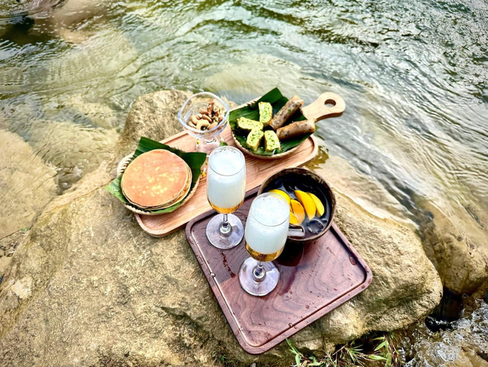 Với những người yêu thích hoạt động thể chất và thử thách, tour canyoning và trekking do Vietnam Expeditions tổ chức cũng rất đáng trải nghiệm, bao gồm lưu trú tại Bản Ba Jungle Lodge giữa thiên nhiên hoang sơ. Ngoài ra, nếu muốn tự mình lên kế hoạch, du khách có thể thuê lều trại tại Don Hill Glamping & Retreat hoặc nghỉ tại các homestay quanh khu vực với giá từ 150.000 đồng/đêm. Ảnh dulich