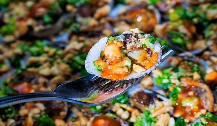 Sò huyết nướng mỡ hành là một món ăn rất phổ biến tại Cửa Lò. Sò huyết tươi ngon được nướng với mỡ hành thơm lừng, khi ăn có vị ngọt tự nhiên, kết hợp với hương mỡ hành béo ngậy. Đây là món ăn đơn giản nhưng mang lại cảm giác thích thú cho thực khách, đặc biệt là những ai yêu thích hải sản. Ảnh dulichnghean