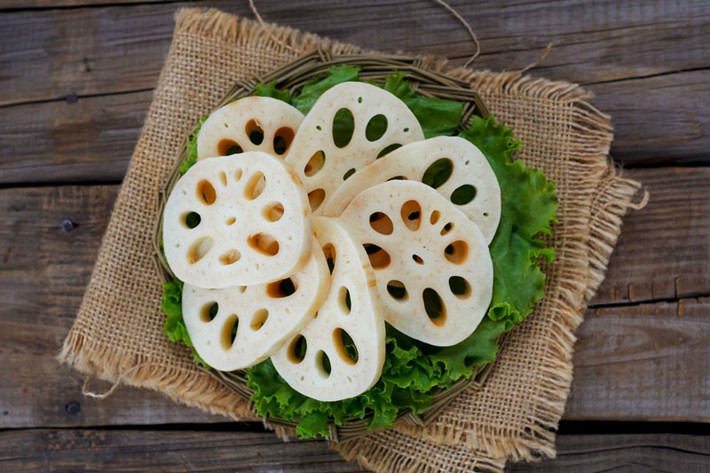 Nếu đánh giá theo tiêu chí “ngon” trong ẩm thực truyền thống – tức là giàu hương vị, bùi ngọt, thích hợp cho các món ăn bổ dưỡng – thì củ sen 7 lỗ rõ ràng chiếm ưu thế. Tuy nhiên, nếu “ngon” được hiểu là thanh nhẹ, giòn tươi, phù hợp với chế độ ăn lành mạnh và ít calo, thì củ sen 9 lỗ lại là lựa chọn hấp dẫn. Ảnh Internet