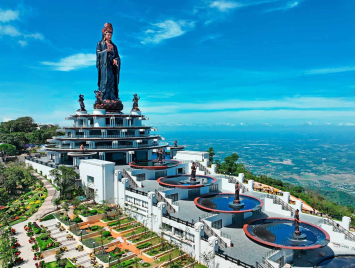 Tây Ninh sau khi kết hợp với Long An – tỉnh cửa ngõ miền Tây – trở thành một điểm đến đặc biệt. Núi Bà Đen, hồ Dầu Tiếng, Tòa Thánh Cao Đài hòa quyện cùng những khung cảnh ven sông Vàm Cỏ Đông, tạo nên sự kết hợp độc đáo giữa thiên nhiên, văn hóa và tín ngưỡng. Ảnh Internet