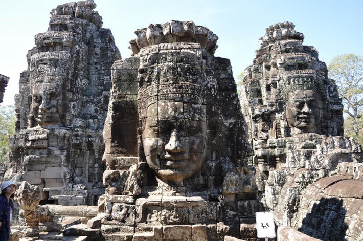 Không xa đó là Angkor Thom, thành phố cổ linh thiêng của đế chế Khmer, nơi có đền Bayon nổi bật với hàng trăm gương mặt Phật khổng lồ mỉm cười giữa rừng xanh. Ảnh MIA
