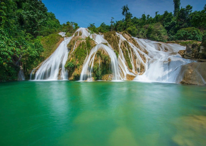 Cách trung tâm thành phố Tuyên Quang khoảng 70km, thác Bản Ba nằm ở thôn Bản Ba, xã Trung Hà, huyện Chiêm Hóa. Con thác dài gần 3km này nổi bật với địa hình chia thành ba tầng, nước đổ quanh năm qua các vách đá rêu phong, tạo nên bức tranh thiên nhiên vừa hùng vĩ vừa thơ mộng. Ảnh Lotus Nelumbo