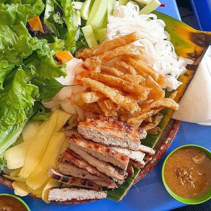 Món ăn trứ danh của Nha Trang không chỉ nổi tiếng ở các nhà hàng mà ở cả vỉa hè. Nem được nướng vàng ruộm trên bếp than, ăn cùng bánh tráng, rau sống, dưa leo, xoài non và chấm vào thứ nước sốt sền sệt bí truyền. Những quán nem nướng trên đường Lê Lợi, Nguyễn Thị Minh Khai luôn đông khách từ chiều đến tối. Ảnh Bazan