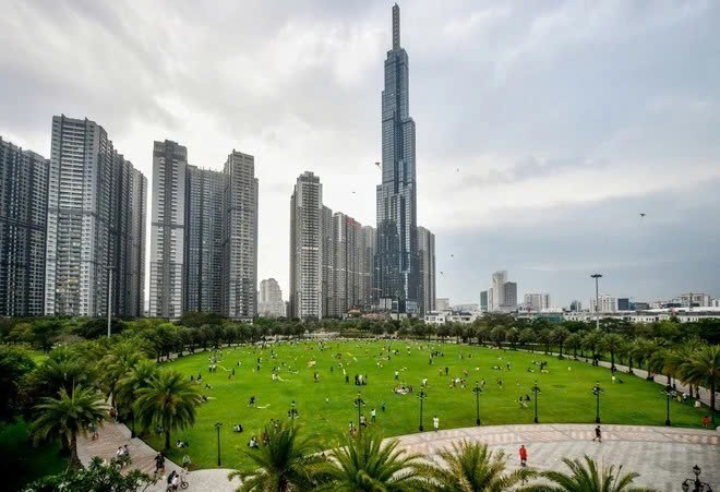 Một trong những điểm đến nổi bật là công viên Landmark 81 (quận Bình Thạnh), nằm trong khu đô thị Vinhomes Central Park. Với diện tích 14 ha, không gian thoáng mát, thảm cỏ xanh trải dài cùng hồ nước và đài phun nước lung linh vào buổi tối, nơi đây thu hút hàng trăm lượt khách mỗi cuối tuần. Từ 16h30 đến 19h là thời điểm lý tưởng để thả diều vì gió thổi đều và không khí mát mẻ. Du khách có thể gửi xe tại các tòa nhà gần đó với chi phí khoảng 5.000 đồng/lượt. Ảnh Znews