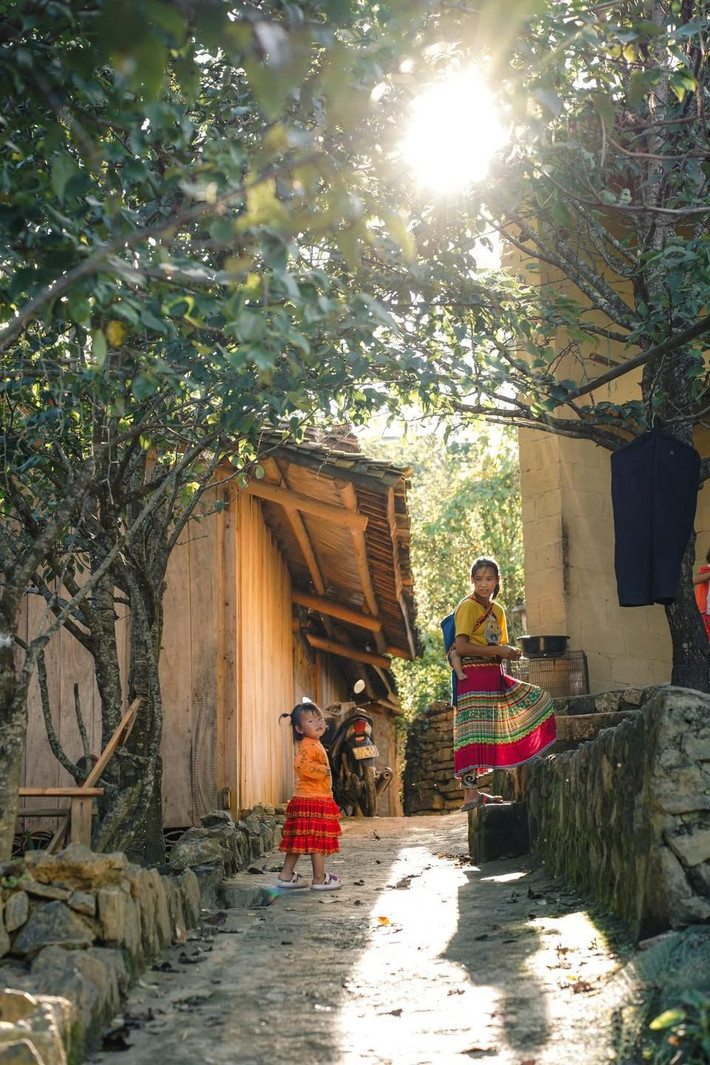 Nếu có dịp, hãy thử trải nghiệm một đêm ngủ lại làng. Nhiều căn nhà cổ được cải tạo thành homestay nhỏ, giữ nguyên kiến trúc truyền thống nhưng có thêm chăn ấm, nước nóng, đầy đủ tiện nghi cơ bản. Trong cái se lạnh miền biên viễn, ngồi bên bếp củi đỏ rực, nghe người già kể chuyện về lễ Gầu Tào, Tết cổ truyền hay phong tục dựng vợ gả chồng – ấy là lúc du khách thật sự được “sống như người Mông” giữa đại ngàn. Ảnh Hiếu Nguyễn Trần