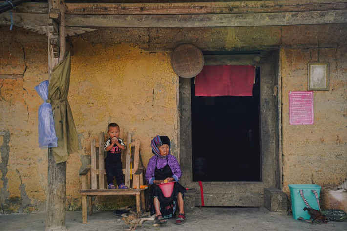 Không quá phô trương, cũng chẳng cần chiêu trò để hút khách, Thèn Pả hấp dẫn bởi chính sự nguyên sơ và chân thực. Một vùng đất mà người ta đi để thấy giản dị là điều đáng quý, và trở về với tâm hồn đã lặng lại, dịu đi. Nếu Lũng Cú là nơi để đánh dấu một cột mốc thiêng liêng, thì Thèn Pả chính là nơi để giữ lại những cảm xúc không tên – rất thật, rất Hà Giang. Ảnh Hiếu Nguyễn Trần