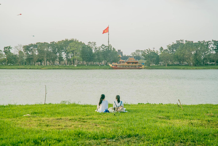 Bên cạnh đó, cũng có không ít cư dân địa phương nhận ra đây chính là đoạn ven sông mà người Huế vẫn thường dạo chơi, hóng mát mỗi buổi sáng sớm hay chiều muộn. Vậy mà chỉ nhờ ánh sáng dịu nhẹ và một khoảnh khắc đúng lúc, nơi chốn quen thuộc ấy lại trở nên đầy chất thơ, như bước ra từ một bức họa đồng quê yên bình. Ảnh Nguyễn Đức Hiếu