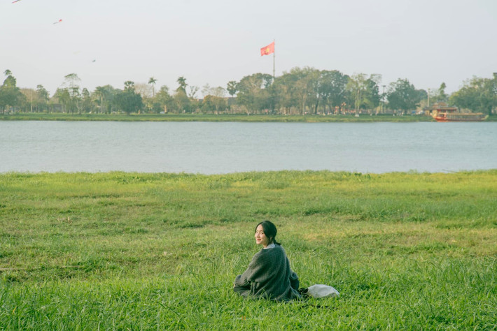 Sông Hương từ lâu đã là nguồn cảm hứng cho biết bao thi sĩ, nhạc sĩ. Không ồn ào, không dữ dội, con sông nhẹ nhàng trôi như chính nhịp sống của người dân xứ Huế. Ảnh Nguyễn Đức Hiếu