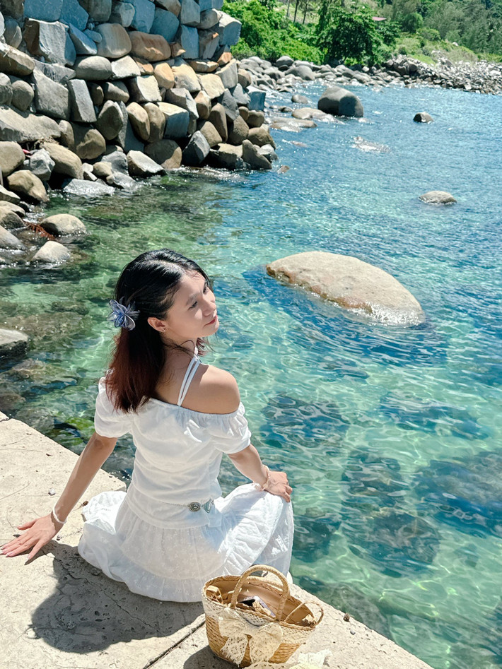 Các bãi biển nổi tiếng như Bãi Nhà, Bãi Bàng, Bãi Xếp hay Bãi Giếng đều giữ được nét hoang sơ, không có cảnh đông đúc hay chèo kéo khách. Du khách có thể lựa chọn lưu trú tại các homestay sát biển để cảm nhận trọn vẹn cuộc sống bình dị của người dân địa phương, thưởng thức hải sản tươi ngon và khám phá các điểm đến tự nhiên như đỉnh Yên Ngựa hay chùa Hải Sơn. Ảnh Hoàng Đức