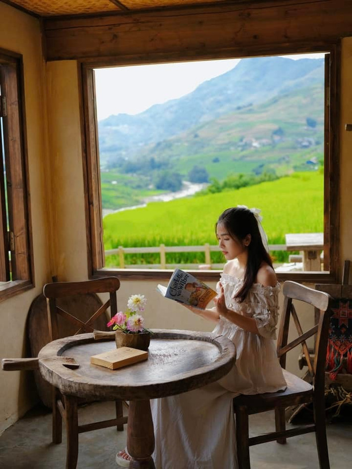 Điểm hấp dẫn ở Tả Van là mỗi bước chân đều có thể dẫn đến một góc sống ảo lý tưởng. Cây cầu gỗ bắc qua suối Mường Hoa là nơi được nhiều du khách chọn chụp ảnh cưới, ảnh đôi hoặc ảnh nghệ thuật. Ngoài ra, các homestay với kiến trúc gần gũi thiên nhiên, sân vườn rộng, view núi ruộng trập trùng cũng là những background lý tưởng cho bộ ảnh mùa hè “xanh mướt mát”. Ảnh Khánh Huyền