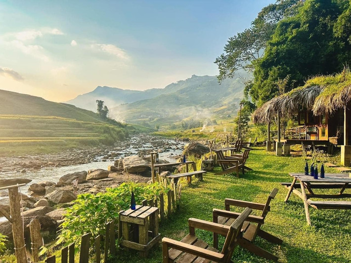 Không quá đông đúc như trung tâm Sa Pa, Tả Van mang đến cảm giác gần gũi và yên tĩnh. Những con đường đất đỏ ngoằn ngoèo xuyên qua cánh đồng lúa non mướt mắt, dòng suối Mường Hoa uốn lượn qua bản làng, mái nhà gỗ thấp thoáng giữa những đồi cây – tất cả tạo nên khung cảnh vừa mộc mạc, vừa nên thơ. Ảnh Kim Phượng