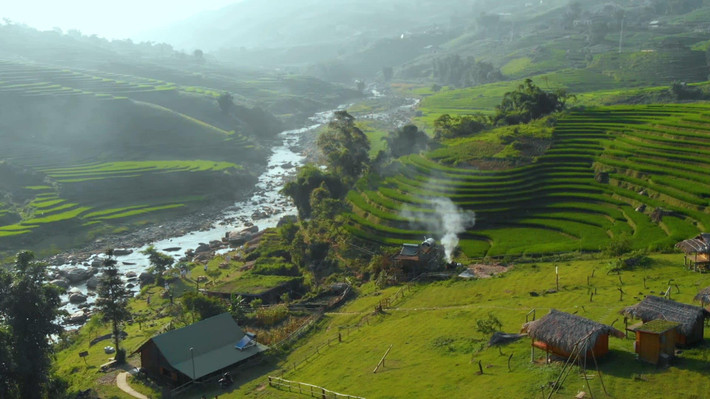 Cách thị trấn Sa Pa khoảng 10km, bản Tả Van thuộc xã Tả Van, huyện Sa Pa (Lào Cai), nằm trọn trong lòng thung lũng Mường Hoa – nơi hội tụ đủ vẻ đẹp đặc trưng của núi rừng Tây Bắc. Vào mùa hè, nơi đây đón những ngày nắng nhẹ, tiết trời trong xanh, rất lý tưởng để nghỉ dưỡng, tránh nóng và chụp ảnh giữa thiên nhiên. Ảnh Internet