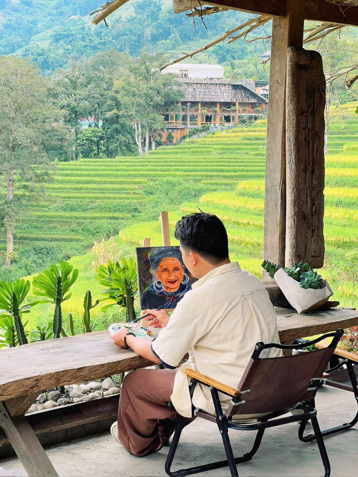 Với những du khách muốn tận hưởng hành trình nhẹ nhàng, không cần lo nghĩ lịch trình, tour Tả Van 2 ngày 1 đêm là lựa chọn hợp lý. Các công ty lữ hành tại Hà Nội và Lào Cai đều có tổ chức tour khởi hành từ thị trấn Sa Pa hoặc đón khách ngay tại ga Lào Cai. Hành trình được thiết kế gọn gàng nhưng vẫn đầy đủ trải nghiệm. Ngày đầu tiên, du khách sẽ di chuyển vào bản Tả Van, tham quan thung lũng Mường Hoa, cây cầu gỗ bắc qua suối từng xuất hiện trong nhiều bộ ảnh cưới, thưởng thức ẩm thực bản địa và nghỉ đêm tại homestay view ruộng bậc thang. Sang ngày thứ hai là thời gian để dạo chơi quanh bản, khám phá cuộc sống người Giáy, H’Mông, Dao đỏ, chụp ảnh lưu niệm và chọn mua đặc sản vùng cao trước khi trở về Sa Pa. Ảnh Vanh