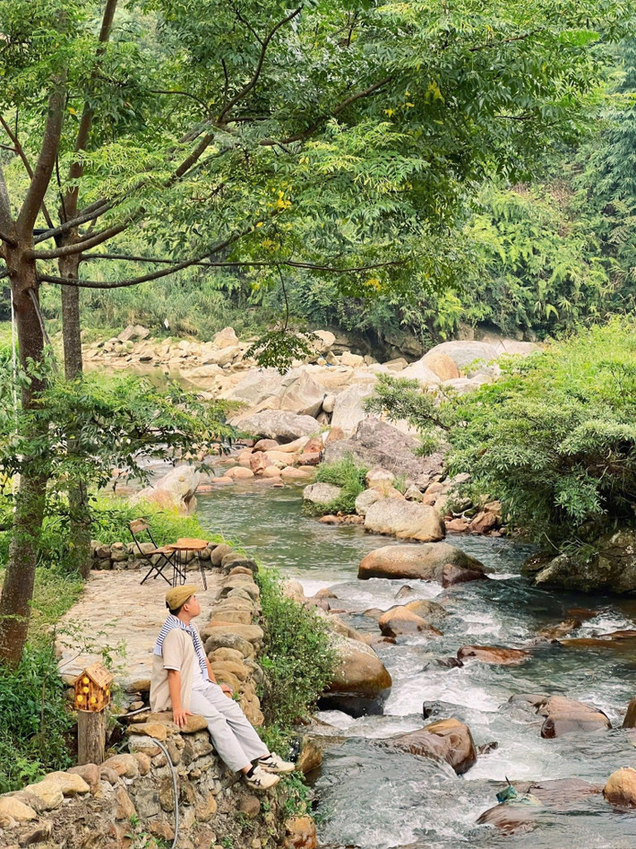 Hành trình được thiết kế gọn gàng nhưng vẫn đầy đủ trải nghiệm. Ngày đầu tiên, du khách sẽ di chuyển vào bản Tả Van, tham quan thung lũng Mường Hoa, cây cầu gỗ bắc qua suối từng xuất hiện trong nhiều bộ ảnh cưới, thưởng thức ẩm thực bản địa và nghỉ đêm tại homestay view ruộng bậc thang. Sang ngày thứ hai là thời gian để dạo chơi quanh bản, khám phá cuộc sống người Giáy, H’Mông, Dao đỏ, chụp ảnh lưu niệm và chọn mua đặc sản vùng cao trước khi trở về Sa Pa. Ảnh Vanh