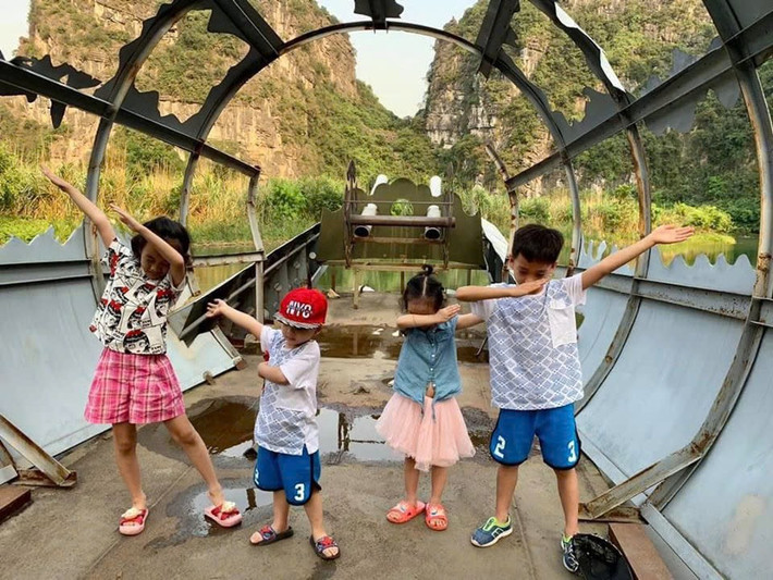Một điểm đến khác đáng cân nhắc là Ninh Bình – nơi kết hợp giữa du lịch sinh thái và di sản văn hóa. Trong 2 ngày 1 đêm, gia đình có thể dạo thuyền ngắm cảnh Tràng An, leo Hang Múa ngắm toàn cảnh Tam Cốc, ghé thăm chùa Bái Đính và thưởng thức cơm cháy dê núi. Chi phí nhẹ nhàng, chỉ khoảng 4–5 triệu đồng cho cả gia đình 4 người nếu di chuyển bằng ô tô riêng hoặc xe limousine từ Hà Nội. Ảnh Thu Phạm