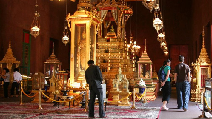 Bên trong khuôn viên cung điện, Chùa Bạc (Silver Pagoda) gây ấn tượng với sàn lát hơn 5.000 viên gạch bạc và hàng chục tượng Phật bằng vàng, ngọc bích, pha lê minh chứng cho nghệ thuật điêu khắc và tín ngưỡng Khmer phát triển rực rỡ qua các thời kỳ. Ảnh divui