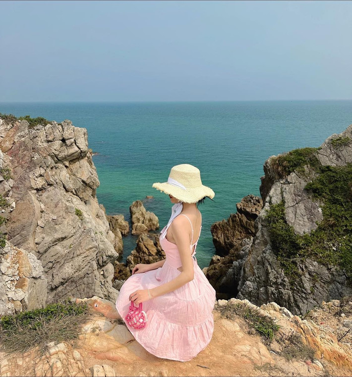 Khi đến Eo Gió đảo Quan Lạn, du khách nên lưu ý chọn trang phục thoải mái, ưu tiên màu sáng để nổi bật trong ảnh. Đừng quên mang giày thể thao mềm, bám tốt giúp di chuyển dễ dàng trên các đoạn đường đất gồ ghề, đảm bảo an toàn và thuận tiện cho hành trình khám phá. Ảnh Thu Thảo