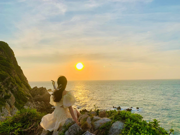 Eo Gió Quan Lạn thực sự là thiên đường hoang sơ, nơi du khách có thể tìm thấy sự bình yên và tận hưởng vẻ đẹp kỳ vĩ của thiên nhiên biển đảo Quảng Ninh. Hãy lên kế hoạch ngay để khám phá điểm đến tuyệt vời này và mang về những trải nghiệm khó quên. Ảnh Mai Oanh