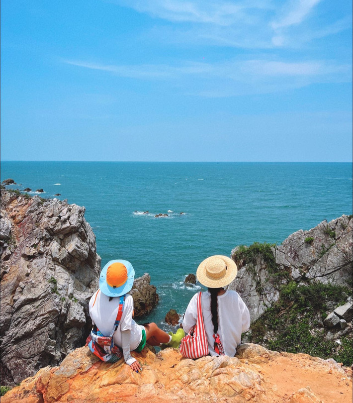 Du khách nên chọn thời điểm từ tháng 5 đến tháng 9 khi thời tiết thuận lợi nhất. Chuẩn bị đầy đủ vật dụng cần thiết và lựa chọn tour du lịch uy tín sẽ giúp hành trình khám phá Eo Gió Quan Lạn an toàn và tiện lợi hơn.Ảnh Đỗ Vân Anh