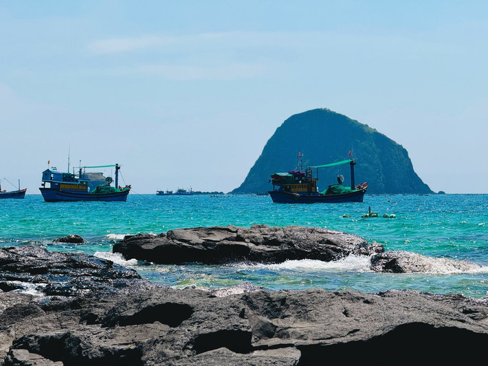 Nằm ven biển xã An Hòa Hải (huyện Tuy An, tỉnh Phú Yên), Hòn Yến là điểm đến ngày càng được du khách chú ý bởi vẻ đẹp nguyên sơ và kỳ thú. Ảnh Đặng Nhân Thuần