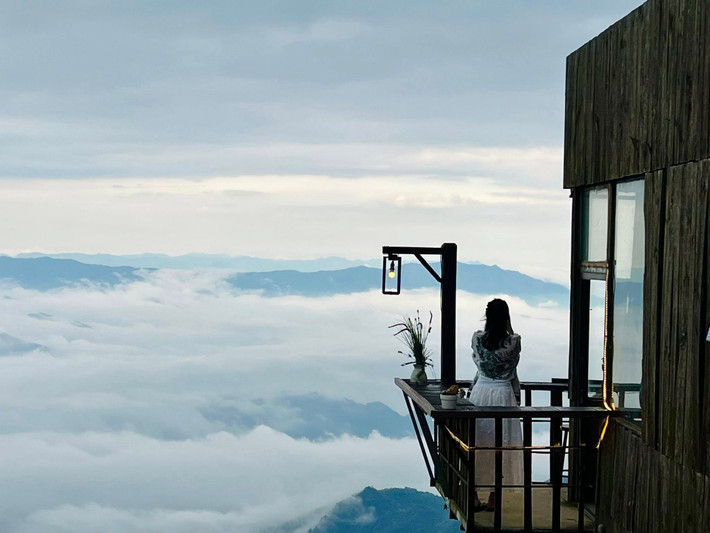 Mùa mây là thời điểm tuyệt vời nhất để lên Đỉnh Gió. Khi bình minh vừa ló rạng hay hoàng hôn buông xuống, ánh sáng chiếu xuyên qua lớp mây, tạo nên những dải màu huyền ảo, khiến khung cảnh càng trở nên lãng mạn, vừa huyền bí vừa mê hoặc. Ảnh Dương Đại
