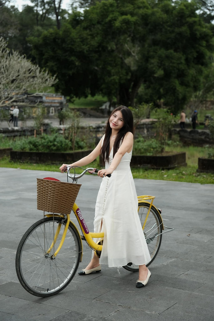 Trong suốt gần một tuần, nhóm không đến quá nhiều địa điểm. Nhưng chính sự thong thả đó lại khiến họ cảm được một Huế rất thật – không phải qua ống kính máy ảnh, mà qua những khoảnh khắc tưởng như chẳng có gì đặc biệt: một con hẻm nhỏ rợp bóng hoa giấy, một người bán chè trầm tĩnh ngồi bên vỉa hè, hay làn khói thơm lừng từ nồi bún bò Mệ Kéo mỗi sáng sớm. Ảnh Trương Đình Minh