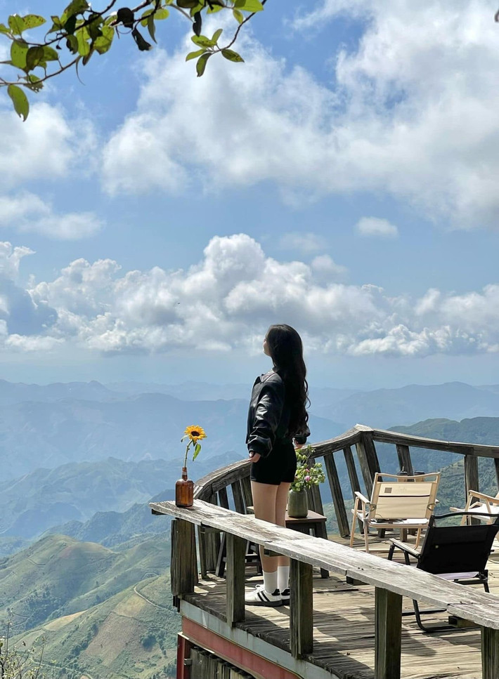 Hiện nay, Tà Xùa còn có nhiều quán cà phê nằm trên triền núi, sở hữu view nhìn ra thung lũng hoặc mây trời, giúp du khách vừa nhâm nhi cà phê, vừa thư giãn giữa thiên nhiên. Ảnh Duong Thuy Tien