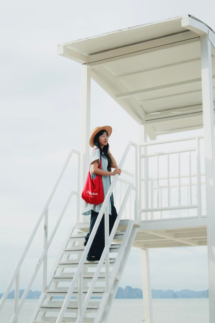 Nhiều bạn trẻ chọn trang phục tone trắng – be – pastel, kết hợp váy maxi, sơ mi dáng rộng hoặc outfit phong cách minimal để “ăn nhập” với background tối giản của chòi. Ảnh 2 con gián Hà Nội