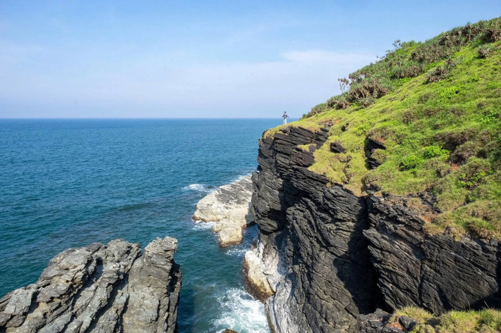 Ghềnh đá Bàn Than cách trung tâm TP Tam Kỳ khoảng 30km, nằm tách biệt trên đảo Tam Hải – một hòn đảo nhỏ được bao bọc bởi sông Trường Giang và biển cả. Du khách muốn đến đây cần đi thuyền qua sông, rồi tiếp tục di chuyển bằng xe máy hoặc đi bộ men theo đường ven biển. Chính sự biệt lập này đã giúp Bàn Than giữ được vẻ nguyên sơ, ít dấu chân người. Ảnh Kim Phương