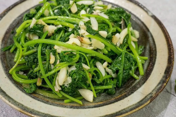 Để tối ưu hóa lợi ích dinh dưỡng, nên biết cách kết hợp thực phẩm hợp lý. Ngoài việc tránh sáu loại thực phẩm kể trên, cách chế biến cũng quan trọng. Luộc, xào nhanh hoặc ăn kèm thực phẩm trung tính sẽ giúp rau giữ vitamin, khoáng chất và hạn chế tác dụng phụ. Hiểu rõ tính chất của từng loại thực phẩm sẽ giúp bữa ăn an toàn, đầy đủ dưỡng chất, đồng thời bảo vệ hệ tiêu hóa và sức khỏe tổng thể. Ảnh minh hoạ