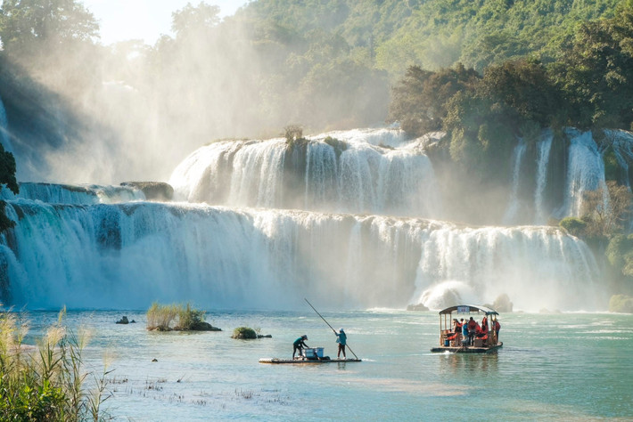 Tọa lạc tại xã Đàm Thủy, Bản Giốc được mệnh danh là một trong những thác nước đẹp nhất Việt Nam, mang vẻ hùng vĩ mà vẫn đậm chất trữ tình. Ảnh Phạm Văn Phong