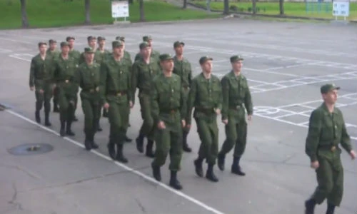 Cười vỡ bụng xem binh sĩ vừa duyệt binh vừa hát