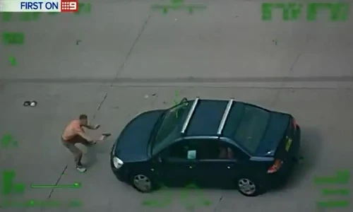 Dùng súng cướp ô tô ngay trên đường cao tốc