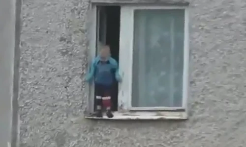 Rợn người cảnh bé trai đánh đu ngoài cửa sổ tầng 8