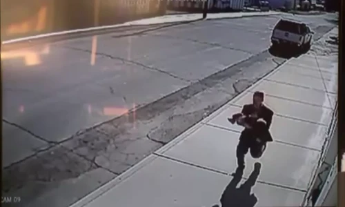 Thán phục 2 em bé 15-16 tuổi đánh đuổi kẻ bắt cóc