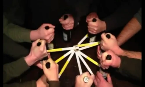 Mở 8 chia bia cùng lúc chỉ bằng... thước gấp