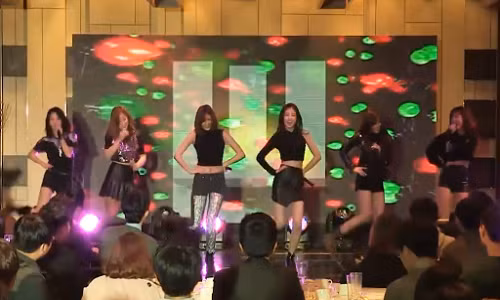 Nhóm nhạc K-Pop vẫn hát sung dù mất điện