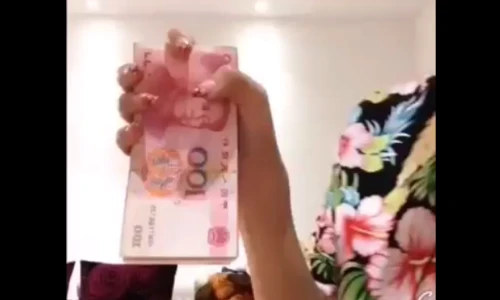 Độc chiêu đếm tiền nhanh như máy của nhà giàu Trung Quốc