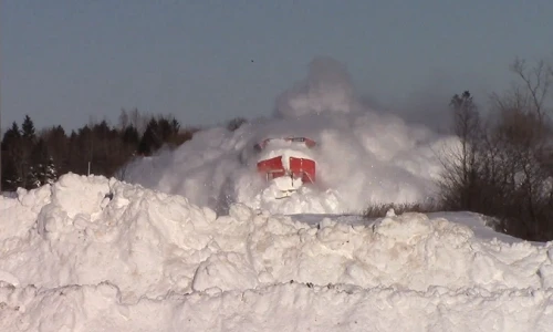 Đẹp ngỡ ngàng cảnh tàu hỏa lao đi trong tuyết