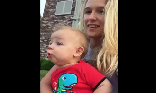 Phản ứng khó diễn tả của bé khi xem pháo hoa