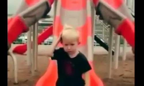 Cậu bé hóa con lật đật khi chơi trò cầu trượt