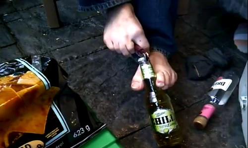 Kinh ngạc với khả năng bật bia bằng chân