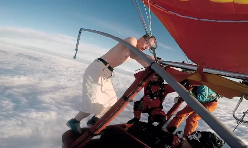 Nhảy xuống từ độ cao 4000m mà không có dù khó tin