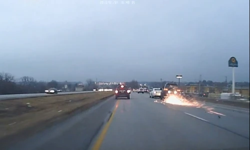 Hú hồn xe sang Lexus làm xiếc trên đường quốc lộ