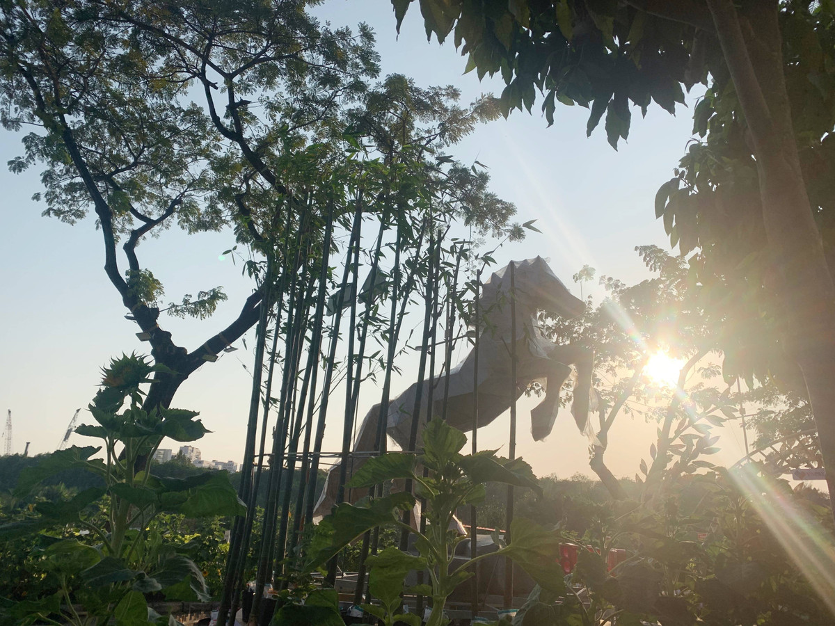 Cụm tiểu cảnh “Xuân mãnh khởi – Mã đáo thành công” với mô hình ngựa chế tác từ vân gỗ, phi nước đại trên thảm hoa hướng dương rực rỡ dưới dải đèn lồng uốn lượn. Hình ảnh ngựa còn gắn liền với các giá trị lịch sử và văn hóa dân tộc qua tiểu cảnh “Thánh Gióng cưỡi ngựa sắt”.