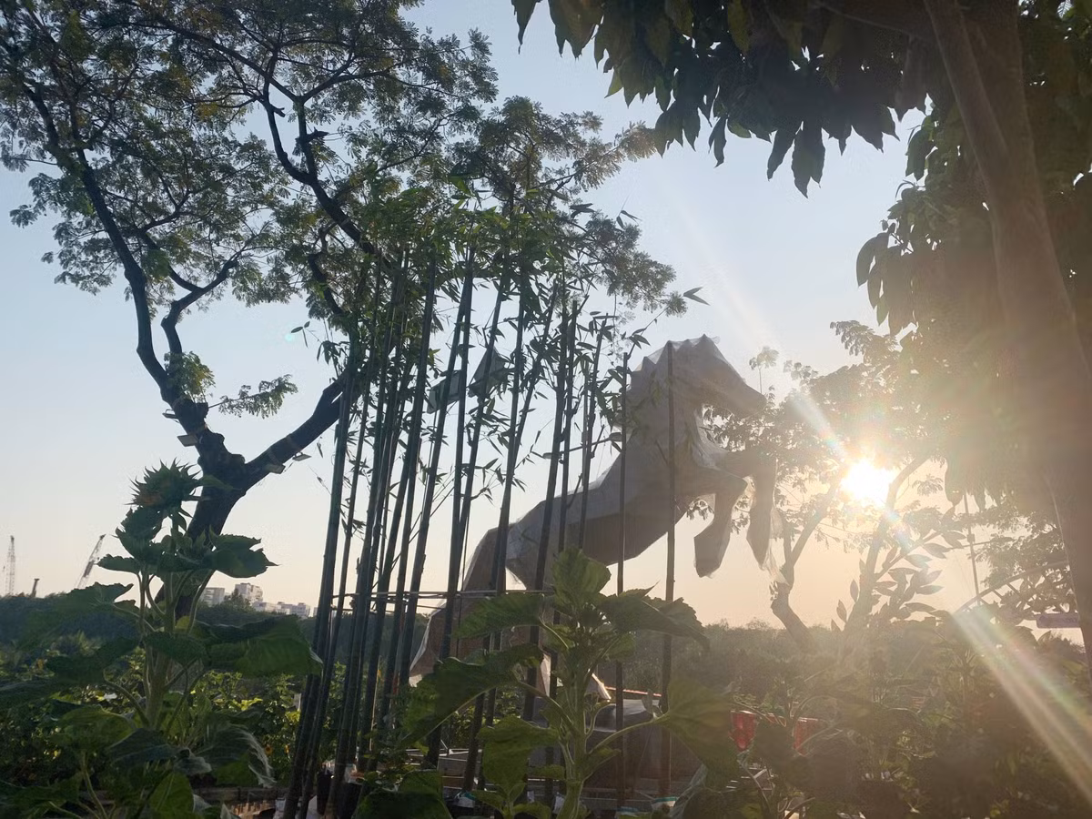 Cụm tiểu cảnh “Xuân mãnh khởi – Mã đáo thành công” với mô hình ngựa chế tác từ vân gỗ, phi nước đại trên thảm hoa hướng dương rực rỡ dưới dải đèn lồng uốn lượn. Hình ảnh ngựa còn gắn liền với các giá trị lịch sử và văn hóa dân tộc qua tiểu cảnh “Thánh Gióng cưỡi ngựa sắt”.