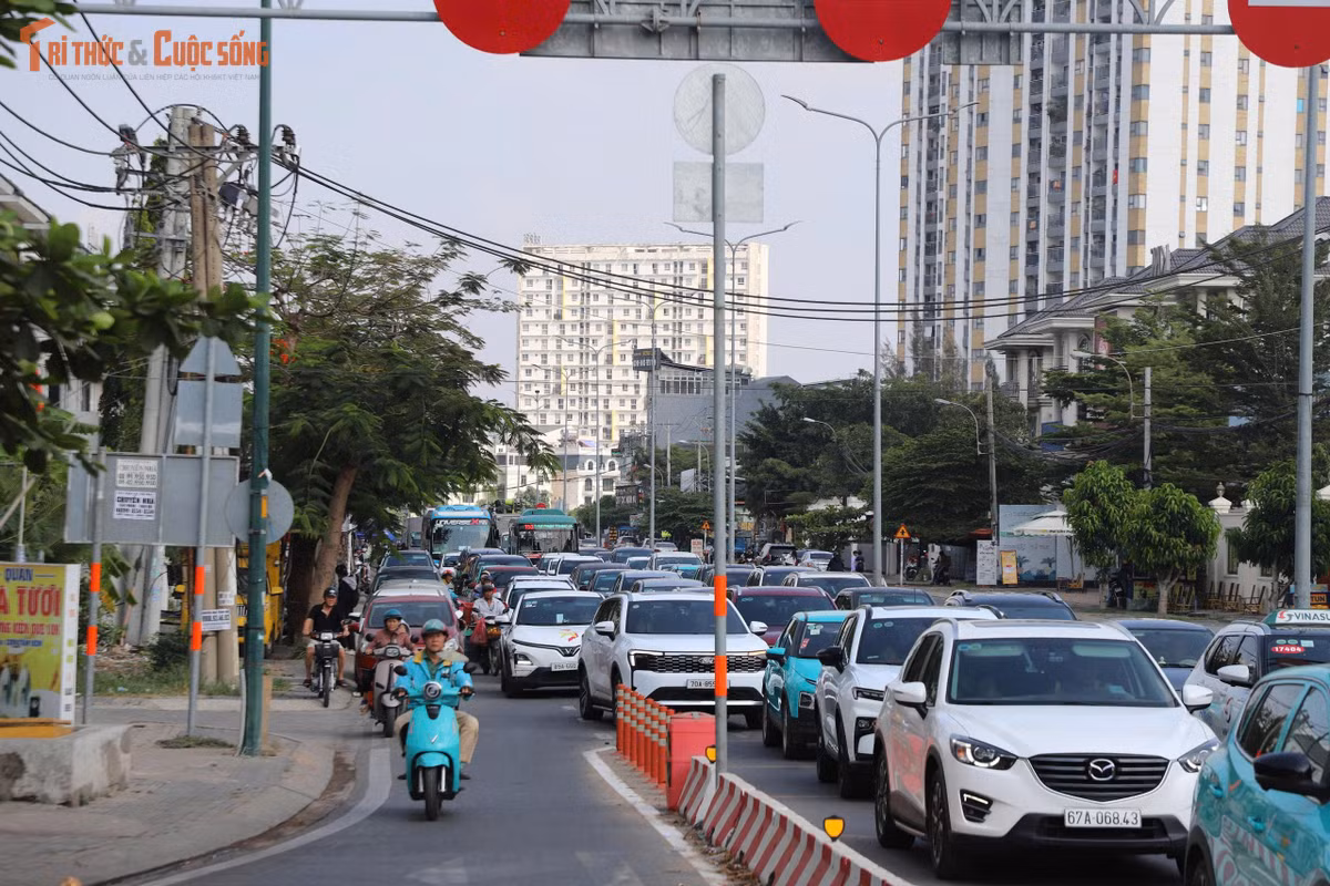 Ô tô nối dài nhích từng mét trên đường trong ngày đầu của kỳ nghỉ lễ kéo dài 4 ngày. Trong khi xe máy chen chút cố vượt qua khu vực ùn ú giữa nắng nóng gay gắt gần 40 độ C. “Trời nắng gắt mà kẹt xe nên mệt mỏi quá. Cứ nhích từng chút trên đường chắc tới tối mới đến Vũng Tàu được", anh Nguyễn Tuấn Kiệt (ngụ quận 3) cảm thán.